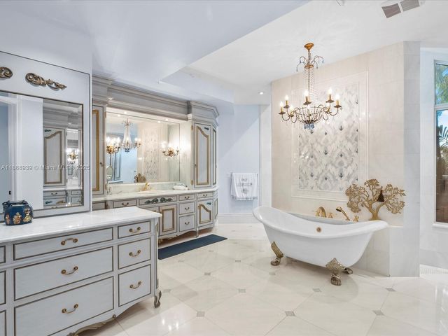 2941 Paddock Ln, Weston, FL 33331