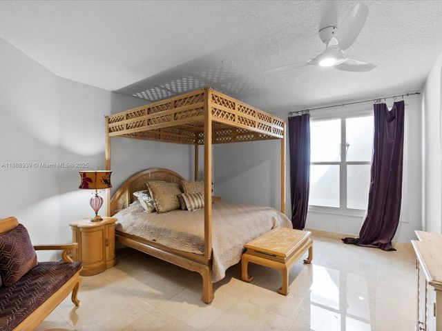 2941 Paddock Ln, Weston, FL 33331