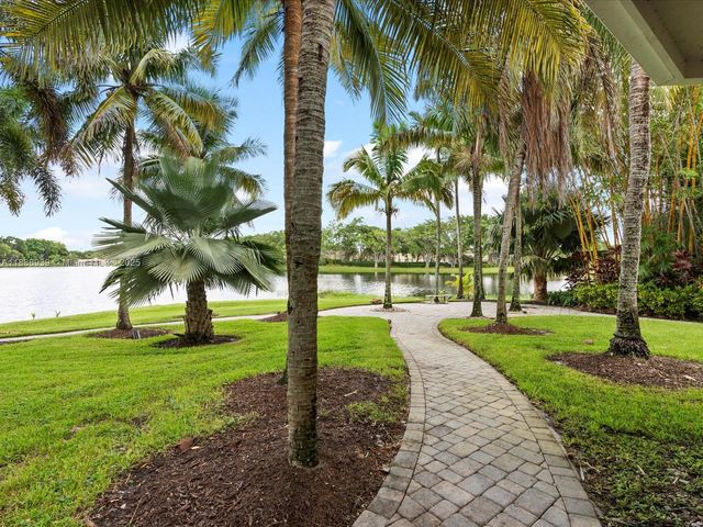2941 Paddock Ln, Weston, FL 33331