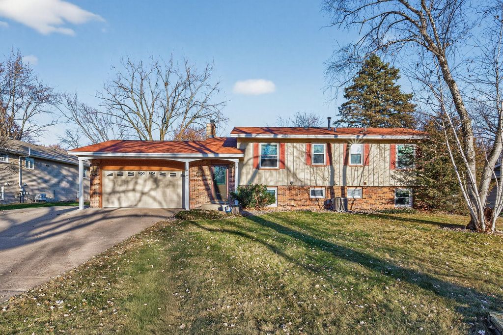 10161 Uplander Street NW, Coon Rapids, MN 55433