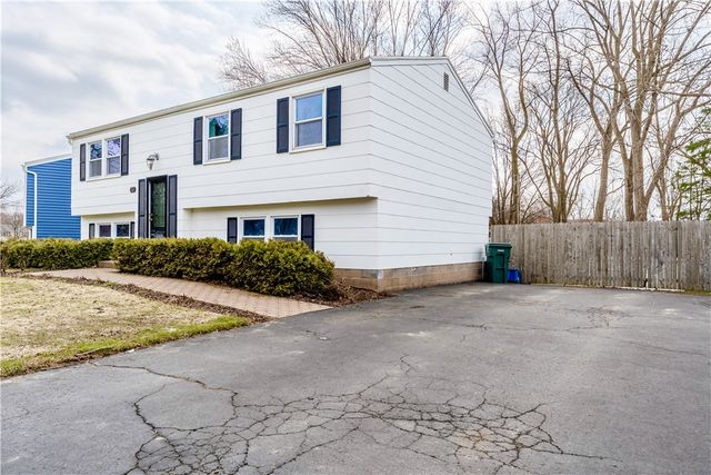 17 Saveria Drive, Parma, NY 14468