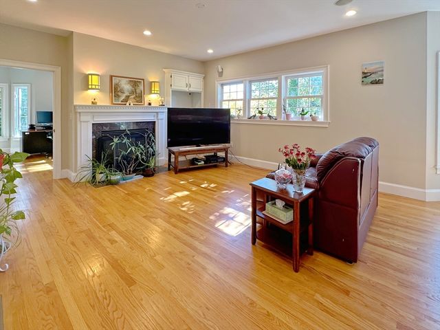 11 Oakland St, Lexington, MA 02420
