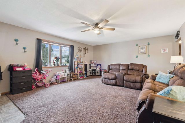 413 4th Ave NE, Oelwein, IA 50662