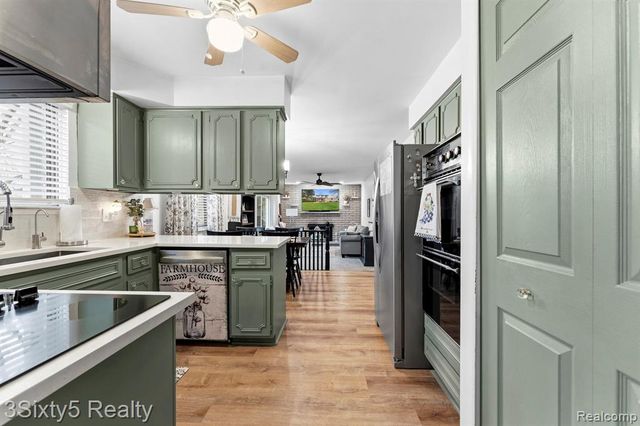 23577 W Newell Circle, Farmington, MI 48336