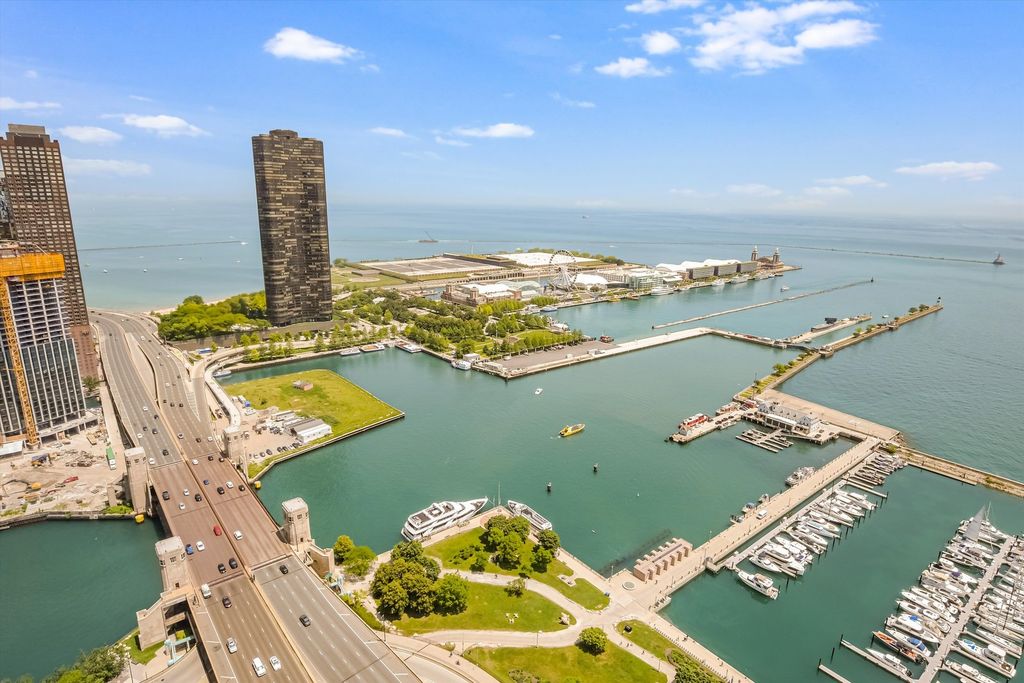 Image 13 of property listing at 211 N Harbor Drive 4107, Chicago, IL 60601