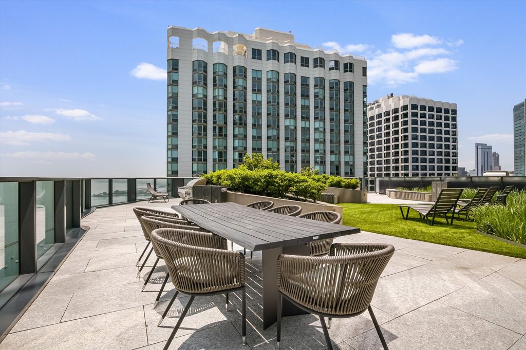 Image 30 of property listing at 211 N Harbor Drive 4107, Chicago, IL 60601