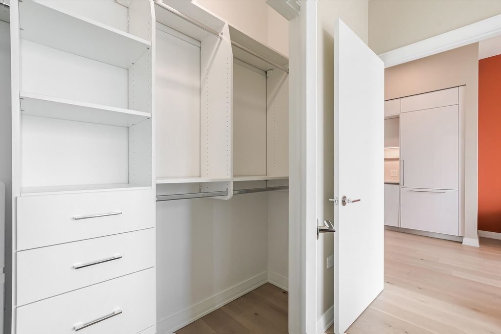 Image 8 of property listing at 211 N Harbor Drive 4107, Chicago, IL 60601