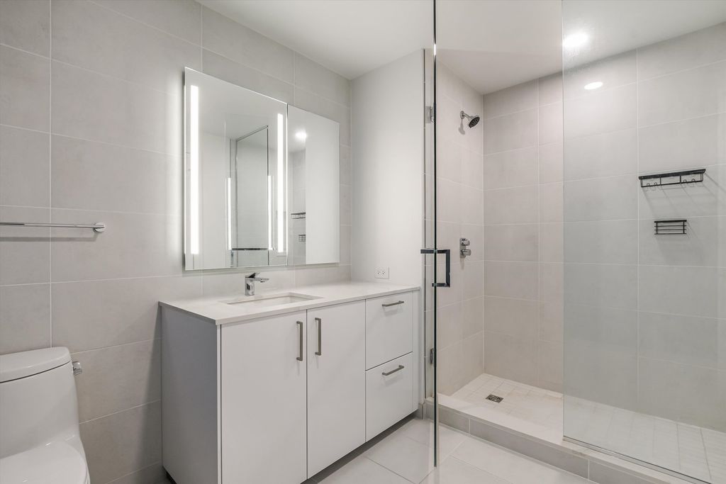Image 9 of property listing at 211 N Harbor Drive 4107, Chicago, IL 60601