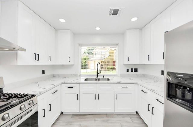 7842 Poitiers Drive, Houston, TX 77071