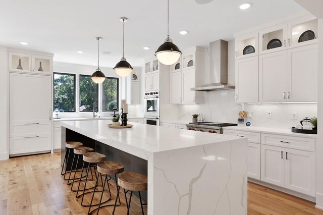 6908 Paiute Circle, Edina, MN 55439