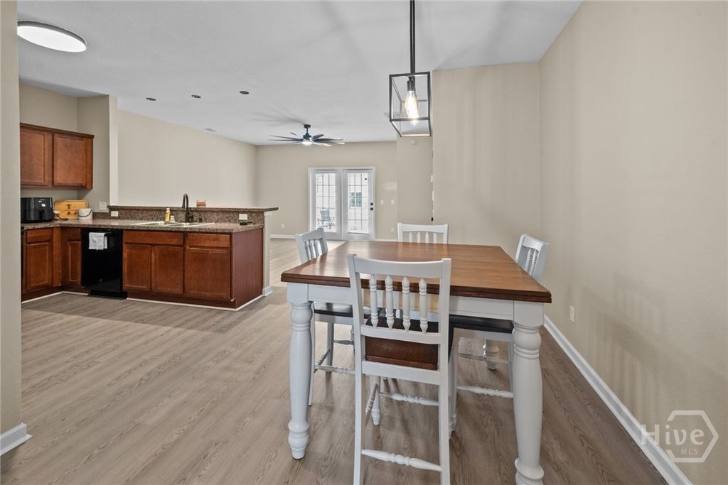 Image 11 of property listing at 45 Canyon Oak Lp, Richmond Hill, GA 31324