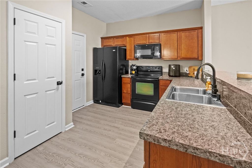 Image 12 of property listing at 45 Canyon Oak Lp, Richmond Hill, GA 31324