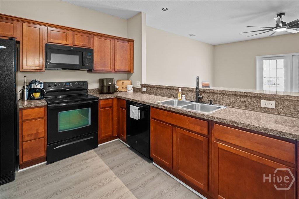 Image 13 of property listing at 45 Canyon Oak Lp, Richmond Hill, GA 31324
