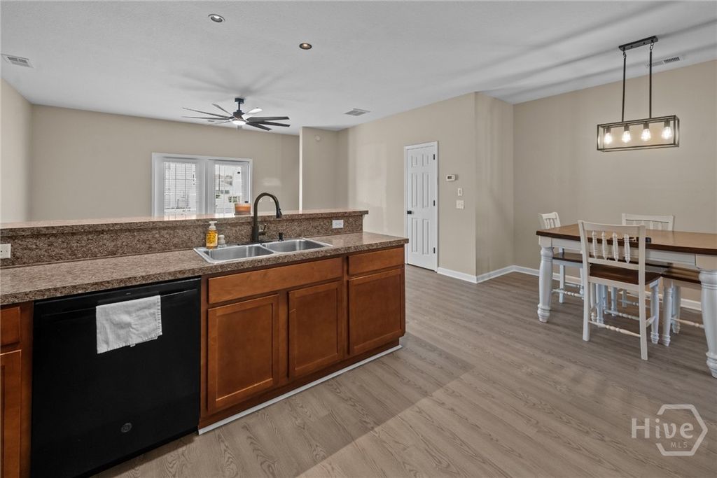 Image 14 of property listing at 45 Canyon Oak Lp, Richmond Hill, GA 31324