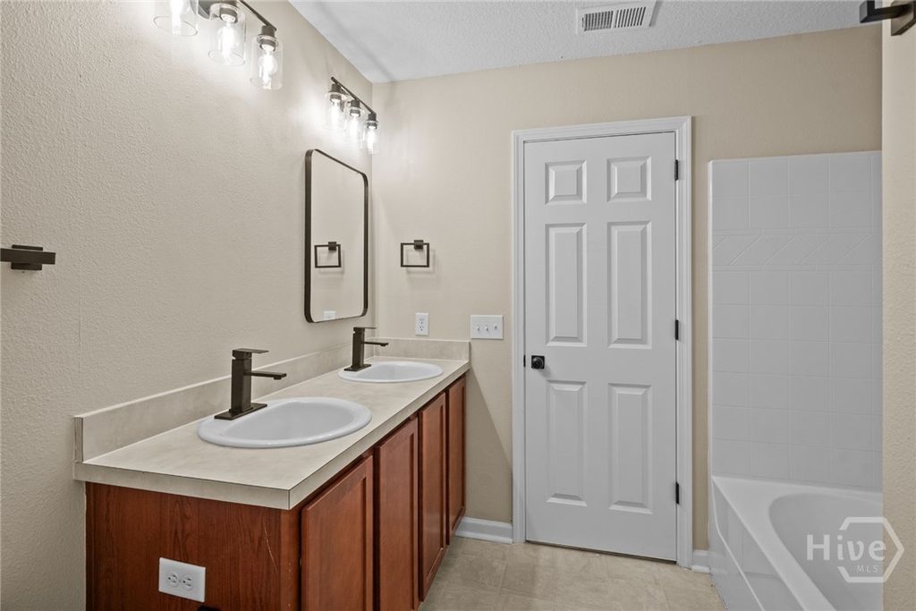 Image 20 of property listing at 45 Canyon Oak Lp, Richmond Hill, GA 31324