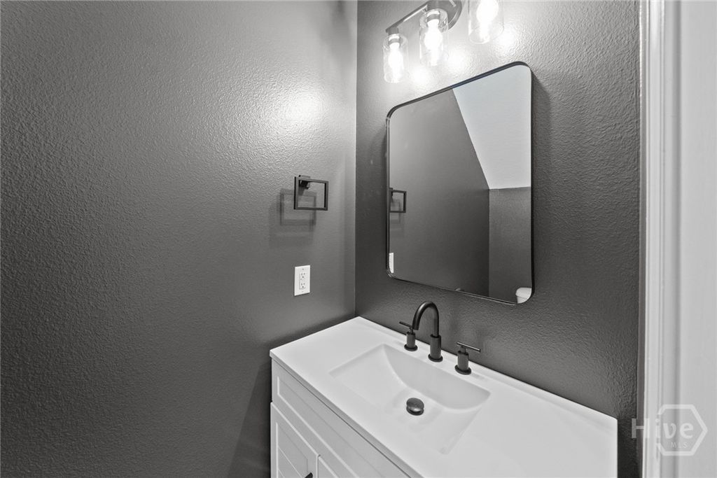Image 33 of property listing at 45 Canyon Oak Lp, Richmond Hill, GA 31324