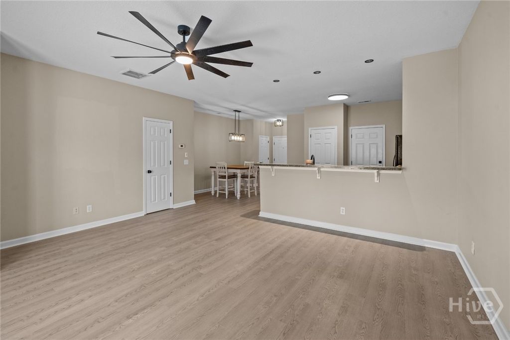 Image 5 of property listing at 45 Canyon Oak Lp, Richmond Hill, GA 31324