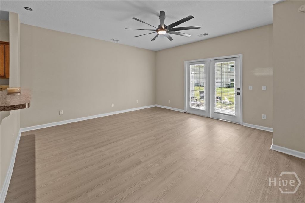 Image 6 of property listing at 45 Canyon Oak Lp, Richmond Hill, GA 31324