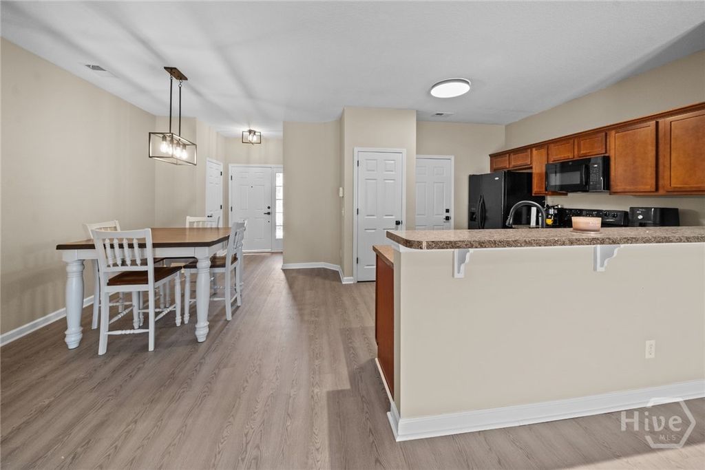 Image 9 of property listing at 45 Canyon Oak Lp, Richmond Hill, GA 31324