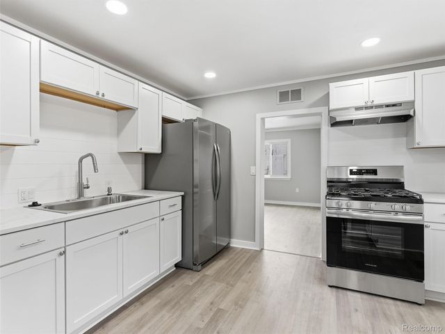 23449 Carlisle Avenue, Hazel Park, MI 48030