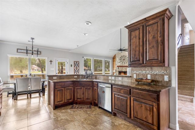 1922 Shark Court, Crosby, TX 77532