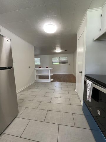 1004 Oak Drive, Huntsville, TX 77320
