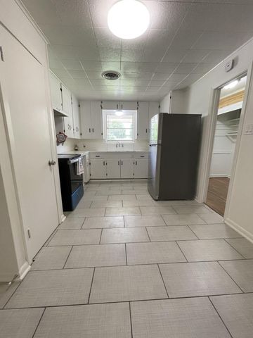 1004 Oak Drive, Huntsville, TX 77320