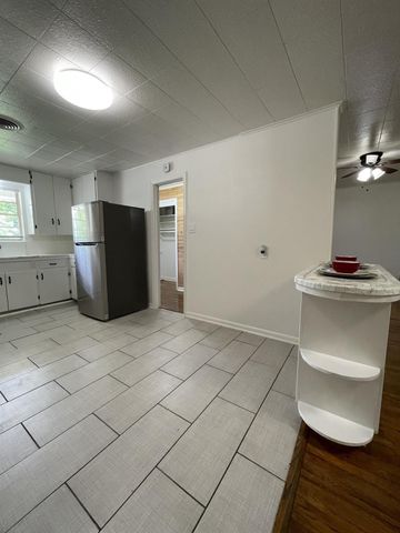 1004 Oak Drive, Huntsville, TX 77320