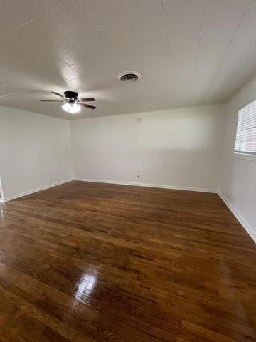 1004 Oak Drive, Huntsville, TX 77320
