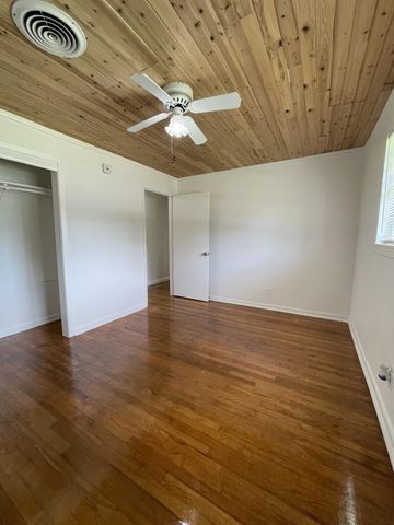 1004 Oak Drive, Huntsville, TX 77320