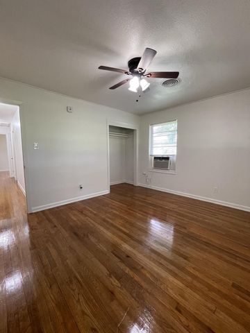 1004 Oak Drive, Huntsville, TX 77320