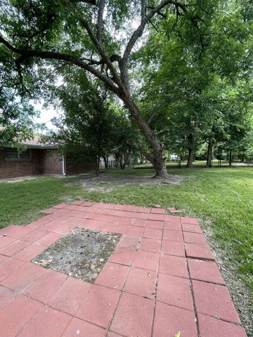 1004 Oak Drive, Huntsville, TX 77320