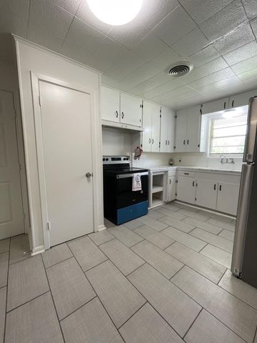 1004 Oak Drive, Huntsville, TX 77320