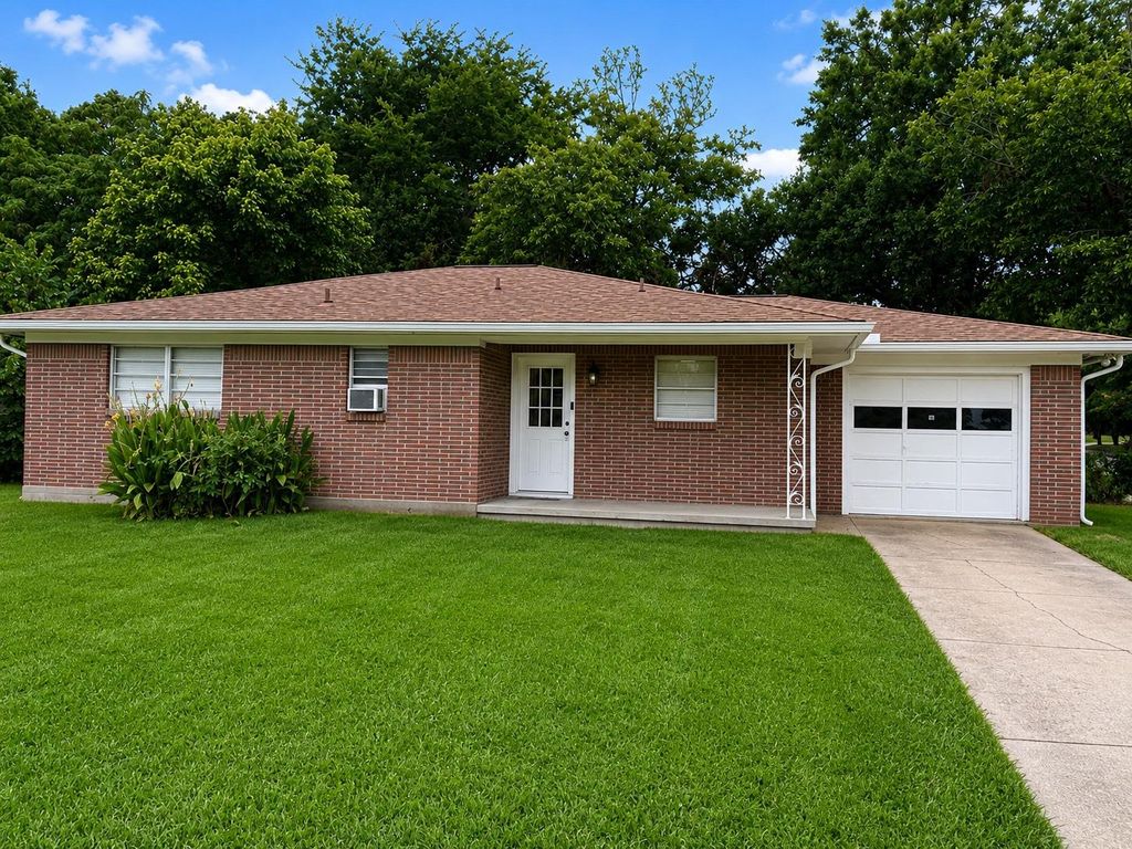 1004 Oak Drive, Huntsville, TX 77320