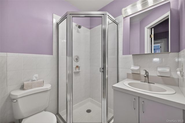 8 Glen Lane, Glenwood Landing, NY 11547