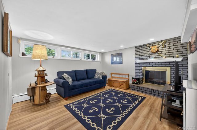 8 Glen Lane, Glenwood Landing, NY 11547