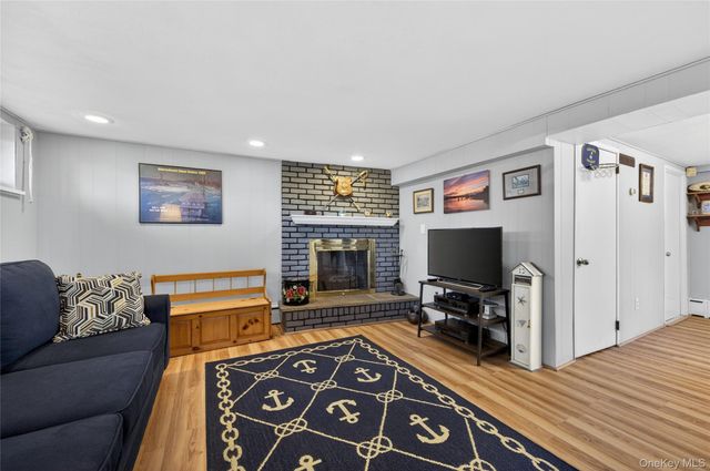 8 Glen Lane, Glenwood Landing, NY 11547