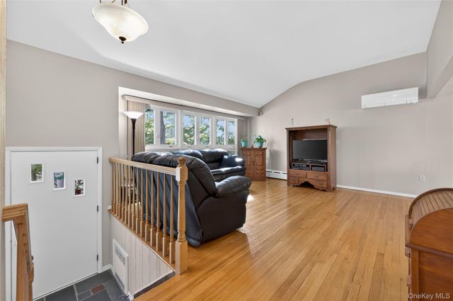 8 Glen Lane, Glenwood Landing, NY 11547