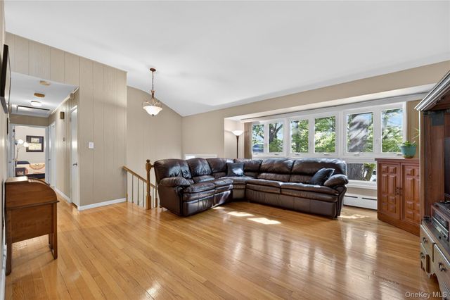 8 Glen Lane, Glenwood Landing, NY 11547