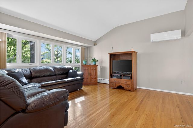 8 Glen Lane, Glenwood Landing, NY 11547