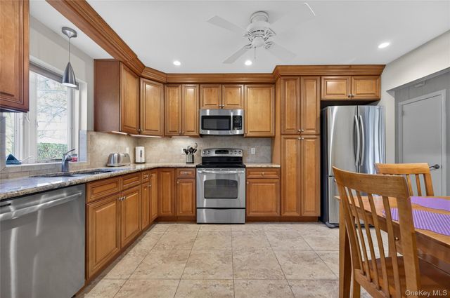 8 Glen Lane, Glenwood Landing, NY 11547