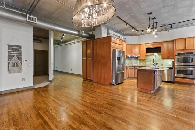 1616 Fountain View Drive 209, Houston, TX 77057