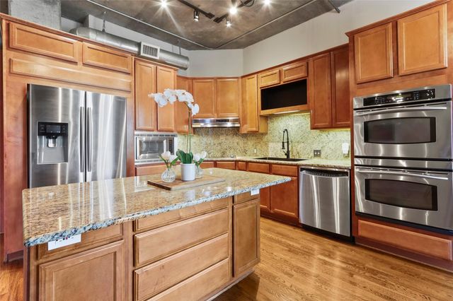 1616 Fountain View Drive 209, Houston, TX 77057