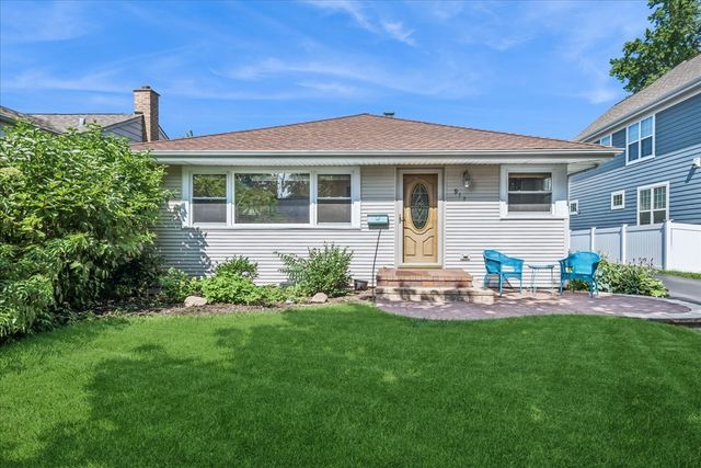 912 N Kaspar Avenue, Arlington Heights, IL 60004