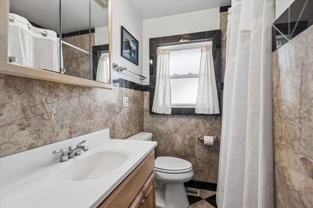 912 N Kaspar Avenue, Arlington Heights, IL 60004