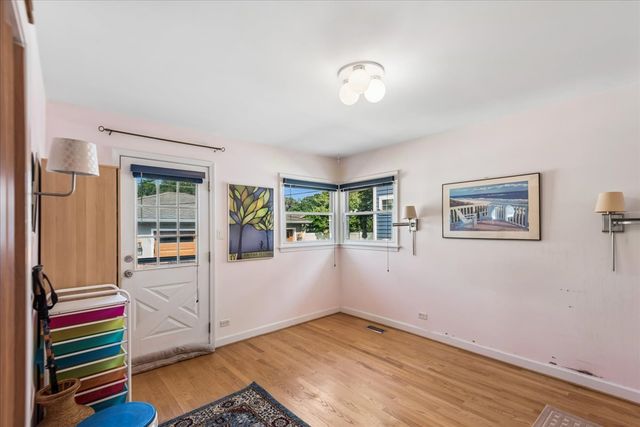 912 N Kaspar Avenue, Arlington Heights, IL 60004