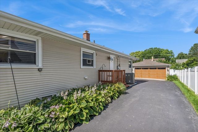 912 N Kaspar Avenue, Arlington Heights, IL 60004