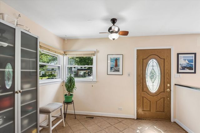912 N Kaspar Avenue, Arlington Heights, IL 60004