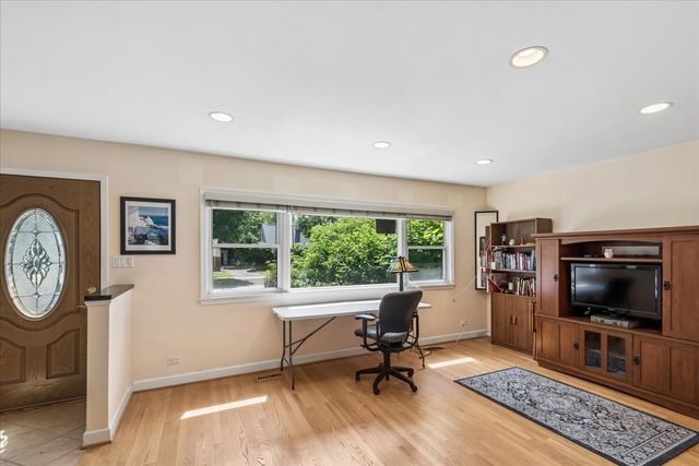 912 N Kaspar Avenue, Arlington Heights, IL 60004