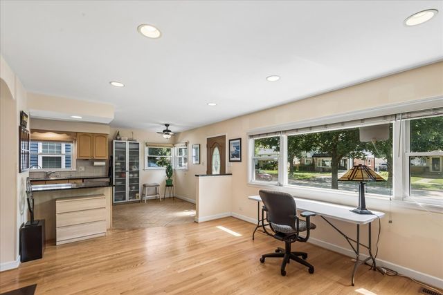 912 N Kaspar Avenue, Arlington Heights, IL 60004